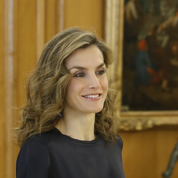 La reine Letizia d'Espagne en pantalon Hugo Boss et top Mango lors d'une audience avec une délégation de l'Association des victimes du cancer ovarien au palais de la Zarzuela à Madrid le 27 octobre 2016.