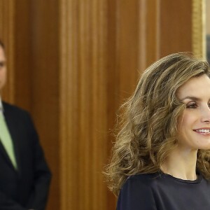 La reine Letizia d'Espagne en pantalon Hugo Boss et top Mango lors d'une audience avec une délégation de l'Association des victimes du cancer ovarien au palais de la Zarzuela à Madrid le 27 octobre 2016.