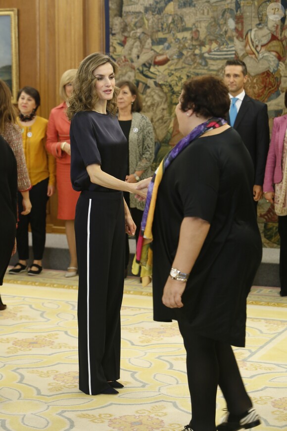 La reine Letizia d'Espagne en pantalon Hugo Boss et top Mango lors d'une audience avec une délégation de l'Association des victimes du cancer ovarien au palais de la Zarzuela à Madrid le 27 octobre 2016.