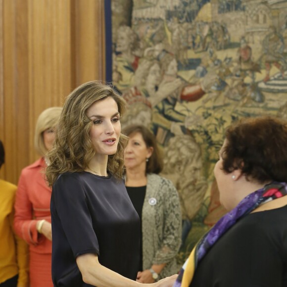 La reine Letizia d'Espagne en pantalon Hugo Boss et top Mango lors d'une audience avec une délégation de l'Association des victimes du cancer ovarien au palais de la Zarzuela à Madrid le 27 octobre 2016.