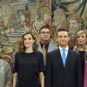 La reine Letizia d'Espagne en pantalon Hugo Boss et top Mango lors d'une audience avec une délégation de l'Association des victimes du cancer ovarien au palais de la Zarzuela à Madrid le 27 octobre 2016.