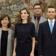  La reine Letizia d'Espagne en pantalon Hugo Boss et top Mango lors d'une audience avec une délégation de l'Association des victimes du cancer ovarien au palais de la Zarzuela à Madrid le 27 octobre 2016. 