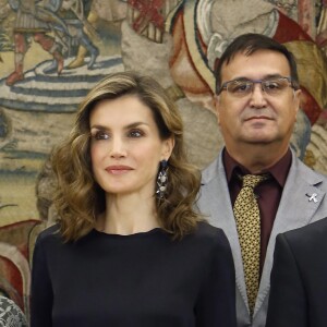 La reine Letizia d'Espagne en pantalon Hugo Boss et top Mango lors d'une audience avec une délégation de l'Association des victimes du cancer ovarien au palais de la Zarzuela à Madrid le 27 octobre 2016.