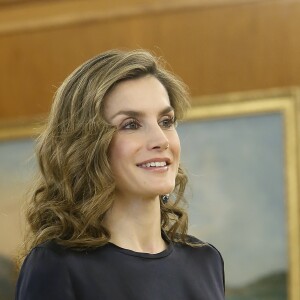 La reine Letizia d'Espagne en pantalon Hugo Boss et top Mango lors d'une audience au palais de la Zarzuela avec des représentants du projet XLDesafio à Madrid le 27 octobre 2016.