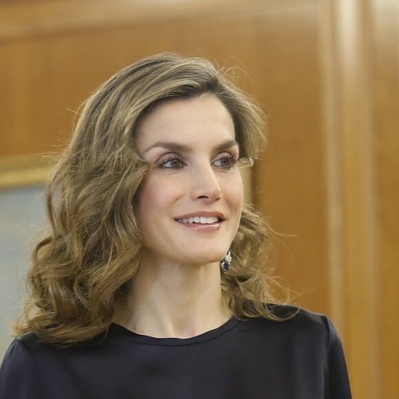 La reine Letizia d'Espagne en pantalon Hugo Boss et top Mango lors d'une audience au palais de la Zarzuela avec des représentants du projet XLDesafio à Madrid le 27 octobre 2016.