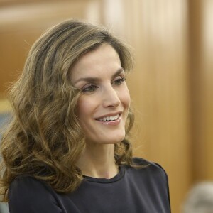 La reine Letizia d'Espagne en pantalon Hugo Boss et top Mango lors d'une audience au palais de la Zarzuela avec des représentants du projet XLDesafio à Madrid le 27 octobre 2016.