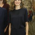  La reine Letizia d'Espagne en pantalon Hugo Boss et top Mango lors d'une audience au palais de la Zarzuela avec des représentants du projet XLDesafio à Madrid le 27 octobre 2016. 