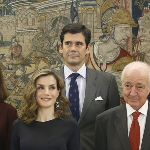 La reine Letizia d'Espagne en pantalon Hugo Boss et top Mango lors d'une audience au palais de la Zarzuela avec des représentants du projet XLDesafio à Madrid le 27 octobre 2016.