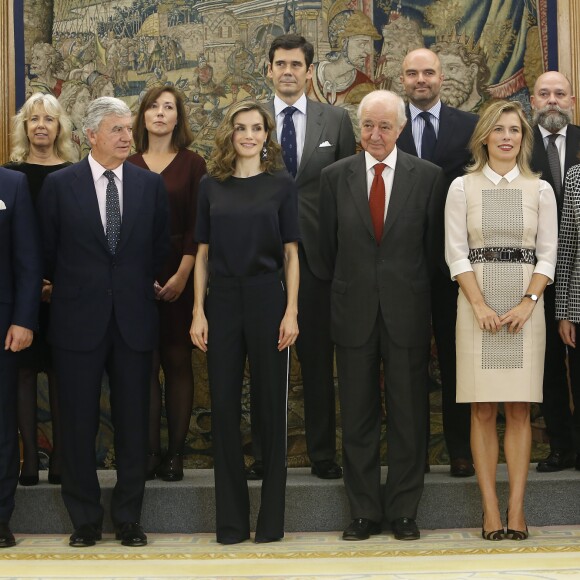 La reine Letizia d'Espagne en pantalon Hugo Boss et top Mango lors d'une audience au palais de la Zarzuela avec des représentants du projet XLDesafio à Madrid le 27 octobre 2016.