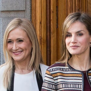 La reine Letizia d'Espagne (portant une veste Üterque) avec Cristina Cifuentes, présidente de la Communauté de Madrid, le 26 octobre 2016 à Madrid lors d'une rencontre autour de l'image des personnes handicapées dans les médias et de leur intégration sociale.