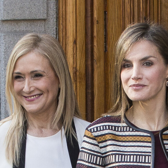 La reine Letizia d'Espagne (portant une veste Üterque) avec Cristina Cifuentes, présidente de la Communauté de Madrid, le 26 octobre 2016 à Madrid lors d'une rencontre autour de l'image des personnes handicapées dans les médias et de leur intégration sociale.