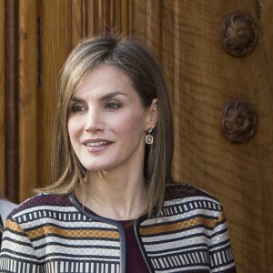 La reine Letizia d'Espagne (portant une veste Üterque) avec Cristina Cifuentes, présidente de la Communauté de Madrid, le 26 octobre 2016 à Madrid lors d'une rencontre autour de l'image des personnes handicapées dans les médias et de leur intégration sociale.