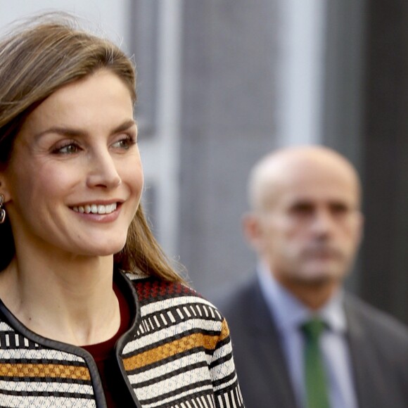 La reine Letizia d'Espagne (portant une veste Üterque) le 26 octobre 2016 à Madrid lors d'une rencontre autour de l'image des personnes handicapées dans les médias et de leur intégration sociale.