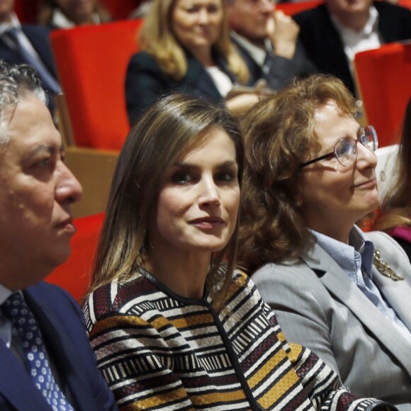 La reine Letizia d'Espagne (portant une veste Üterque) le 26 octobre 2016 à Madrid lors d'une rencontre autour de l'image des personnes handicapées dans les médias et de leur intégration sociale.