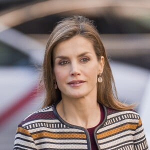 La reine Letizia d'Espagne (portant une veste Üterque) le 26 octobre 2016 à Madrid lors d'une rencontre autour de l'image des personnes handicapées dans les médias et de leur intégration sociale.