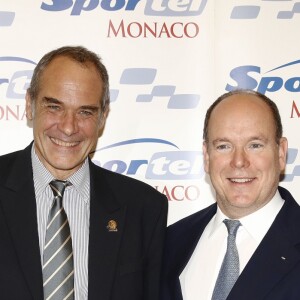 Le prince Albert II de Monaco visite le salon Sportel 2016 au Grimaldi Forum à Monaco le 26 octobre 2016 et rencontre ici Ivan Coste Manière, président du CROS (Comité Régional Olympique et Sportif). © Jean-Charles Vinaj / Pool Monaco / Bestimage