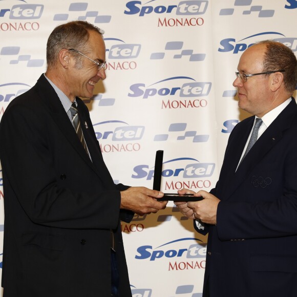 Le prince Albert II de Monaco visite le salon Sportel 2016 au Grimaldi Forum à Monaco le 26 octobre 2016 et rencontre ici Ivan Coste Manière, président du CROS (Comité Régional Olympique et Sportif). © Jean-Charles Vinaj / Pool Monaco / Bestimage