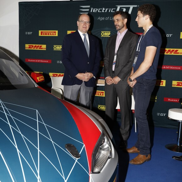 Le prince Albert II de Monaco visitant le salon Sportel 2016 au Grimaldi Forum à Monaco le 26 octobre 2016. © Jean-Charles Vinaj / Pool Monaco / Bestimage
