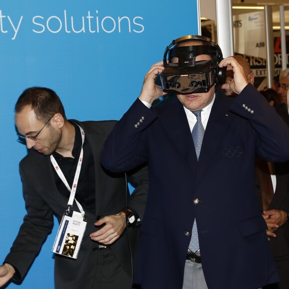 Le prince Albert II de Monaco teste la réalité virtuelle lors du salon Sportel 2016 au Grimaldi Forum à Monaco le 26 octobre 2016. © Jean-Charles Vinaj / Pool Monaco / Bestimage