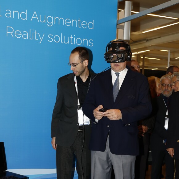 Le prince Albert II de Monaco teste la réalité virtuelle lors du salon Sportel 2016 au Grimaldi Forum à Monaco le 26 octobre 2016. © Jean-Charles Vinaj / Pool Monaco / Bestimage