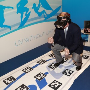 Le prince Albert II de Monaco teste la réalité virtuelle lors du salon Sportel 2016 au Grimaldi Forum à Monaco le 26 octobre 2016. © Jean-Charles Vinaj / Pool Monaco / Bestimage