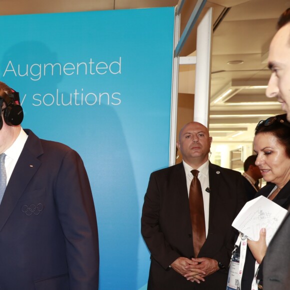 Le prince Albert II de Monaco teste la réalité virtuelle lors du salon Sportel 2016 au Grimaldi Forum à Monaco le 26 octobre 2016. © Jean-Charles Vinaj / Pool Monaco / Bestimage