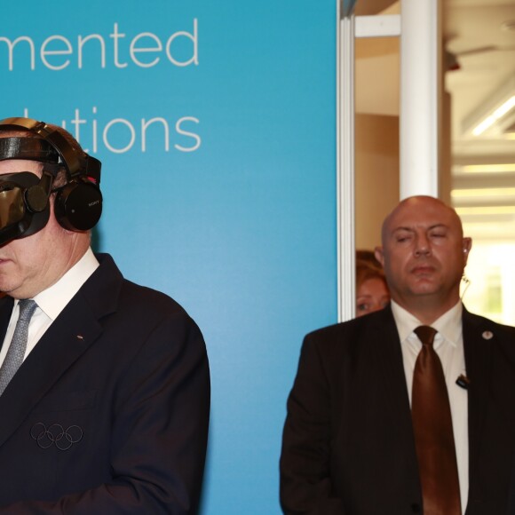 Le prince Albert II de Monaco teste la réalité virtuelle lors du salon Sportel 2016 au Grimaldi Forum à Monaco le 26 octobre 2016. © Jean-Charles Vinaj / Pool Monaco / Bestimage