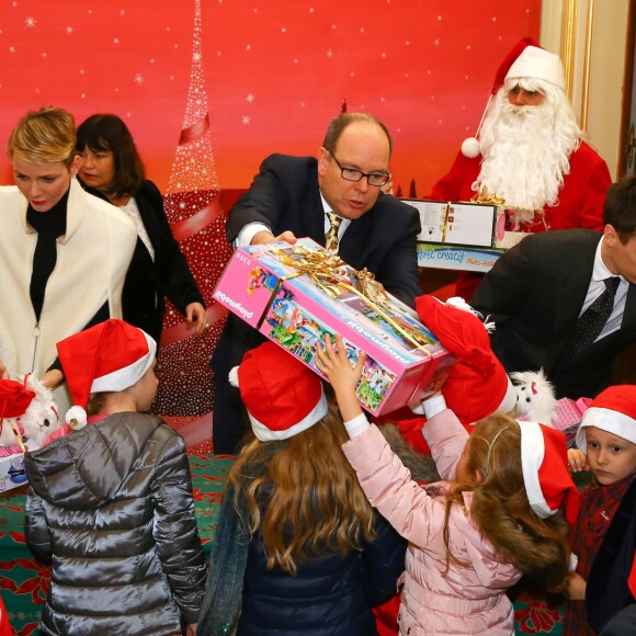 Le prince Albert II de Monaco, la princesse Charlene, Louis Ducruet et Camille Gottlieb lors de la fête de Noël et de la distribution de cadeaux aux enfants monégasques au Palais Princier, le 16 décembre 2015. © Bruno Bébert / Bestimage