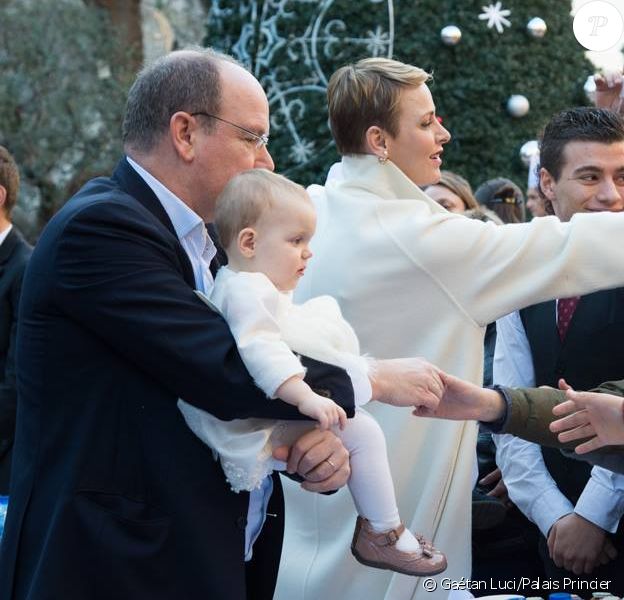 Image du premier anniversaire du prince Jacques et de la princesse Gabriella, le 10 décembre 2015 sur la place d'armes à Monaco, avec leurs parents le prince Albert II et la princesse Charlene. © Gaétan Luci/Palais Princier