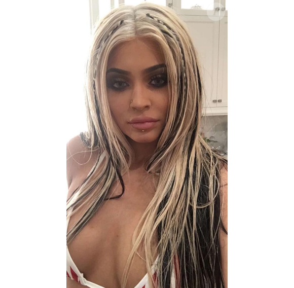 Kylie Jenner déguisée en Christina Aguilera à l'époque du clip Dirty pour Halloween. Photo publiée sur Snapchat le 29 octobre 2016