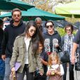 Kris Jenner et son compagnon Corey Gamble, sa fille Kourtney Kardashian et son ancien gendre Scott Disick ainsi que les trois enfants qu'il partage avec Kourtney font les boutiques chez Williams-Sonoma à Los Angeles, le 29 octobre 2016
