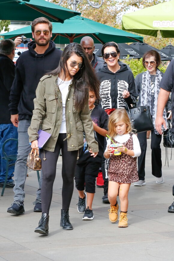 Kris Jenner et son compagnon Corey Gamble, sa fille Kourtney Kardashian et son ancien gendre Scott Disick ainsi que les trois enfants qu'il partage avec Kourtney font les boutiques chez Williams-Sonoma à Los Angeles, le 29 octobre 2016