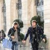 Kevin Trapp et Izabel Goulart, amoureux sous la pluie, se promenant en amoureux place Vendôme, où ils sont entrés dans la boutique du joaillier Damiani, le 21 octobre 2016 à Paris.