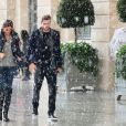 Kevin Trapp et Izabel Goulart, amoureux sous la pluie, se promenant en amoureux place Vendôme, où ils sont entrés dans la boutique du joaillier Damiani, le 21 octobre 2016 à Paris.