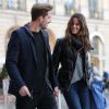 Kevin Trapp et Izabel Goulart se promenant en amoureux place Vendôme, où ils sont entrés dans la boutique du joaillier Damiani, le 21 octobre 2016 à Paris.