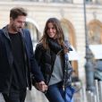 Kevin Trapp et Izabel Goulart se promenant en couple place Vendôme, où ils sont entrés dans la boutique du joaillier Damiani, le 21 octobre 2016 à Paris.