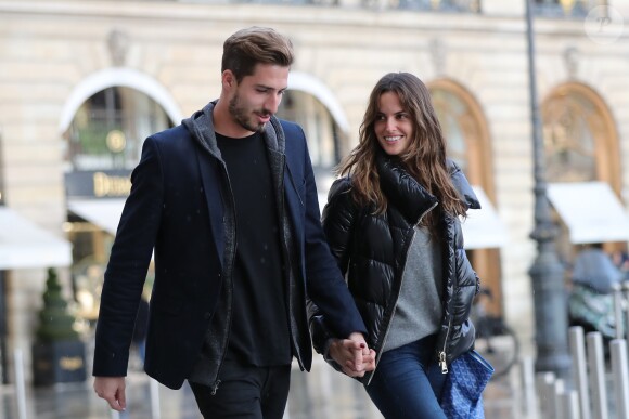 Kevin Trapp et Izabel Goulart se promenant en couple place Vendôme, où ils sont entrés dans la boutique du joaillier Damiani, le 21 octobre 2016 à Paris.