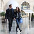 Kevin Trapp et Izabel Goulart se promenant en amoureux place Vendôme, où ils sont entrés dans la boutique du joaillier Damiani, le 21 octobre 2016 à Paris.