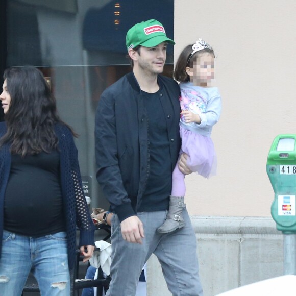 Mila Kunis enceinte est allée prendre le petit déjeuner avec son mari Ashton Kutcher, sa fille Wyatt et son père Mark Kunis à Beverly Hills, le 30 octobre 2016 