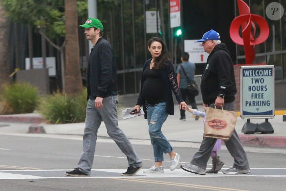 Mila Kunis enceinte est allée prendre le petit déjeuner avec son mari Ashton Kutcher, sa fille Wyatt et son père Mark Kunis à Beverly Hills, le 30 octobre 2016 