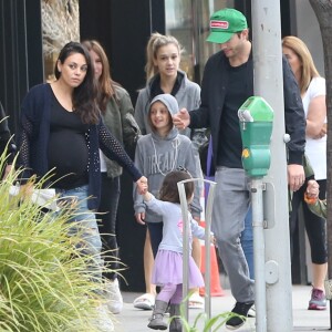 Mila Kunis enceinte est allée prendre le petit déjeuner avec son mari Ashton Kutcher, sa fille Wyatt et son père Mark Kunis à Beverly Hills, le 30 octobre 2016 