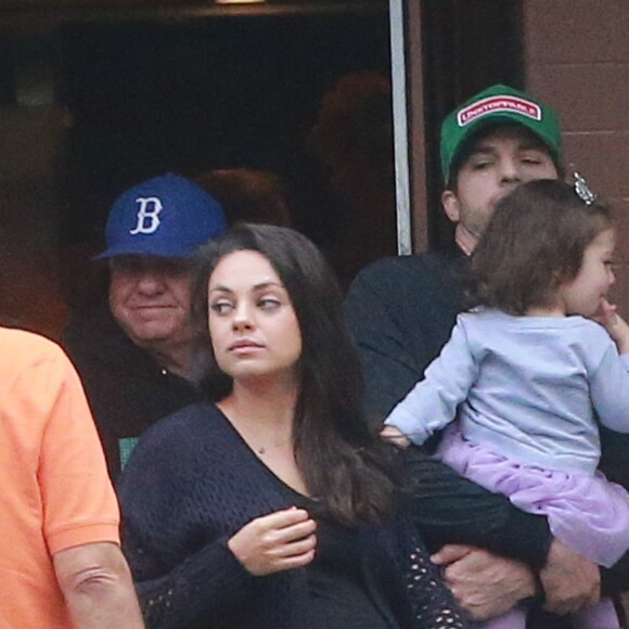 Mila Kunis enceinte est allée prendre le petit déjeuner avec son mari Ashton Kutcher, sa fille Wyatt et son père Mark Kunis à Beverly Hills, le 30 octobre 2016 