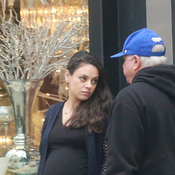Mila Kunis enceinte est allée prendre le petit déjeuner avec son mari Ashton Kutcher, sa fille Wyatt et son père Mark Kunis à Beverly Hills, le 30 octobre 2016 