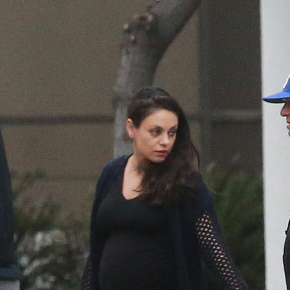Mila Kunis enceinte est allée prendre le petit déjeuner avec son mari Ashton Kutcher, sa fille Wyatt et son père Mark Kunis à Beverly Hills, le 30 octobre 2016 