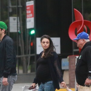 Mila Kunis enceinte est allée prendre le petit déjeuner avec son mari Ashton Kutcher, sa fille Wyatt et son père Mark Kunis à Beverly Hills, le 30 octobre 2016 