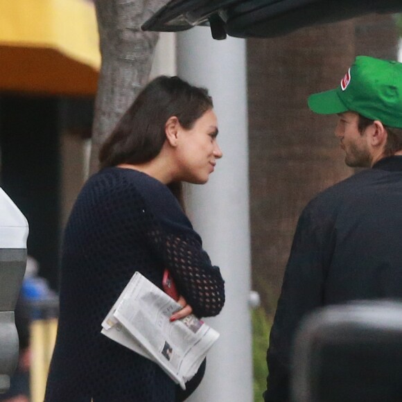 Mila Kunis enceinte est allée prendre le petit déjeuner avec son mari Ashton Kutcher, sa fille Wyatt et son père Mark Kunis à Beverly Hills, le 30 octobre 2016 