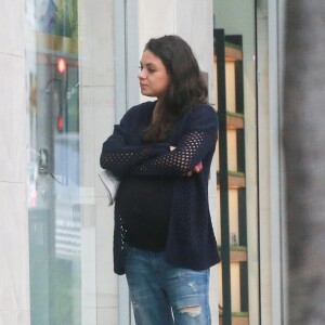 Mila Kunis enceinte est allée prendre le petit déjeuner avec son mari Ashton Kutcher, sa fille Wyatt et son père Mark Kunis à Beverly Hills, le 30 octobre 2016 