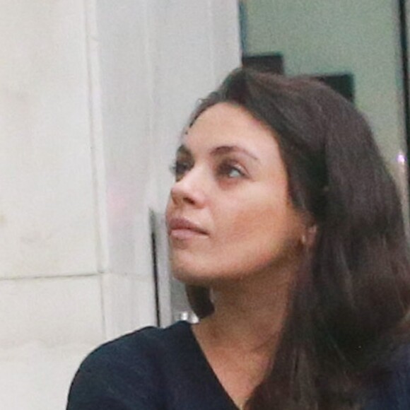 Mila Kunis enceinte est allée prendre le petit déjeuner avec son mari Ashton Kutcher, sa fille Wyatt et son père Mark Kunis à Beverly Hills, le 30 octobre 2016 
