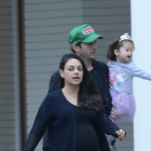 Mila Kunis enceinte est allée prendre le petit déjeuner avec son mari Ashton Kutcher, sa fille Wyatt et son père Mark Kunis à Beverly Hills, le 30 octobre 2016 
