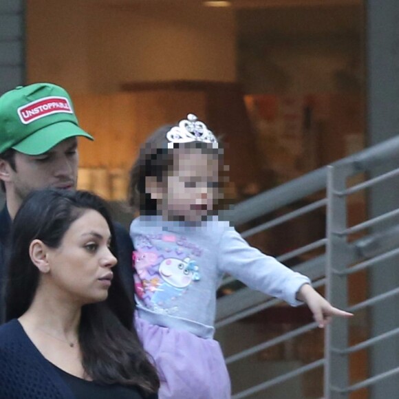 Mila Kunis enceinte est allée prendre le petit déjeuner avec son mari Ashton Kutcher, sa fille Wyatt et son père Mark Kunis à Beverly Hills, le 30 octobre 2016 
